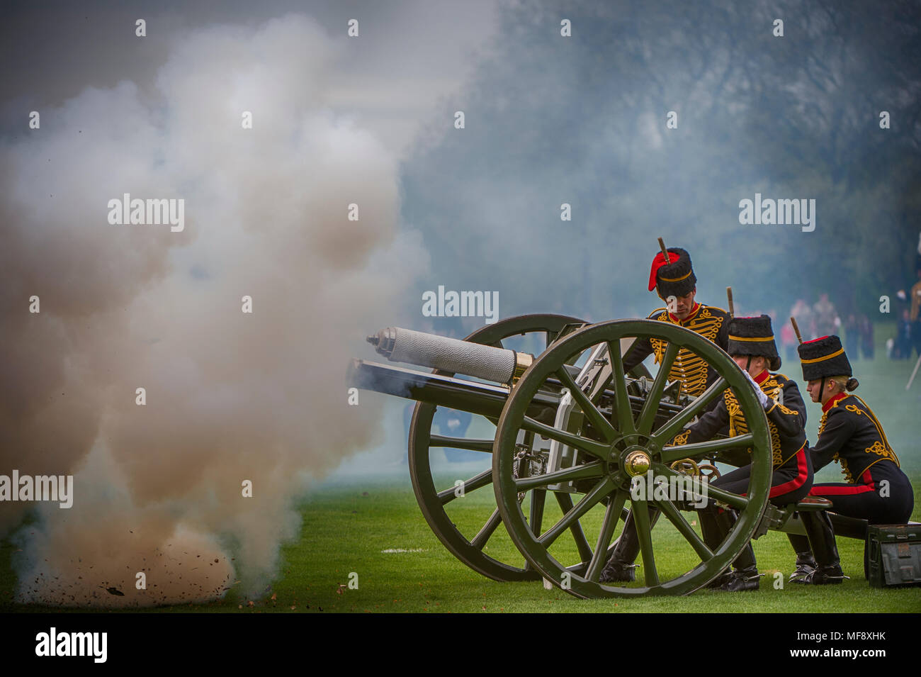 Hyde Park, London, Regno Unito. 24 Aprile, 2018. Il Re della truppa Royal cavallo artiglieria celebrativo saluta reale a 2pm martedì 24 aprile a segnare la nascita di un nuovo Royal baby, il Duca e la Duchessa di Cambridge per il terzo bambino. 71 cavalli luogo 6 Prima guerra mondiale era 13-pounder Cannoni in posizione per il Royal Salute verso il basso fino a metà su Park Lane, artiglieria vuoto round sono stati sparati a dieci secondi finché quarantun colpi sono stati sparati. Credito: Malcolm Park/Alamy Live News. Foto Stock