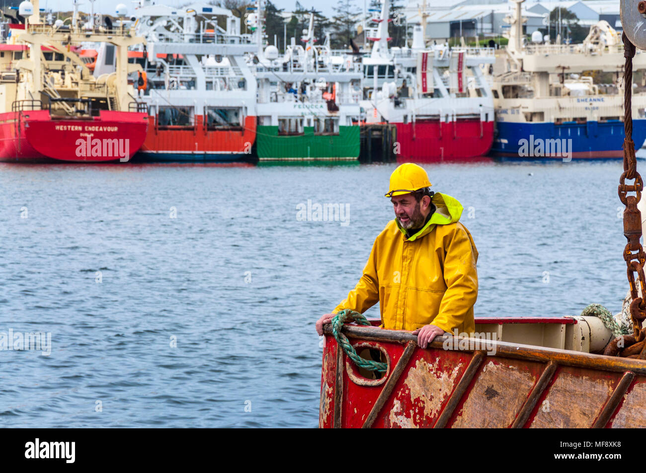 Killybegs, County Donegal, Irlanda meteo. Il 24 aprile 2018. Un giorno a sopraggitto in Irlanda il principale porto di pesca della costa occidentale. Credito: Richard Wayman/Alamy Live News Foto Stock