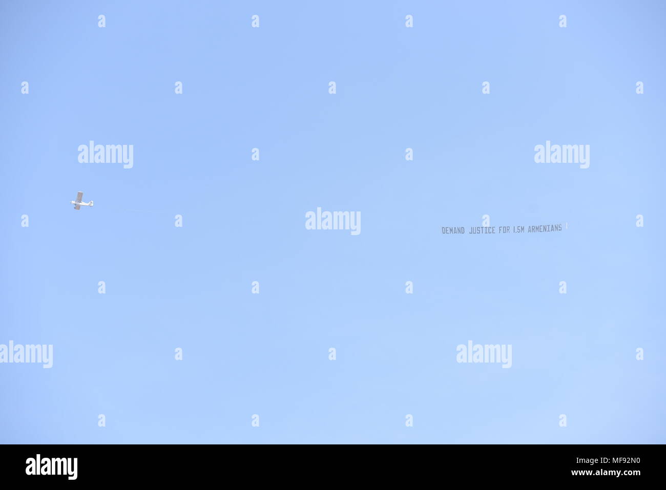 Los Angeles, Stati Uniti d'America. Aprile 24, 2018 - LOS ANGELES - Pianura vola in cielo sventolare il segno con il messaggio di riconoscere il genocidio armeno. Gli Stati Uniti non riconoscere formalmente il genocidio del popolo armeno (sebbene 45 dei 50 membri fare. Il Wyoming è recentemente diventato il quarantacinquesimo membro di riconoscere). Credito: Hayk Shalunts/Alamy Live News Foto Stock