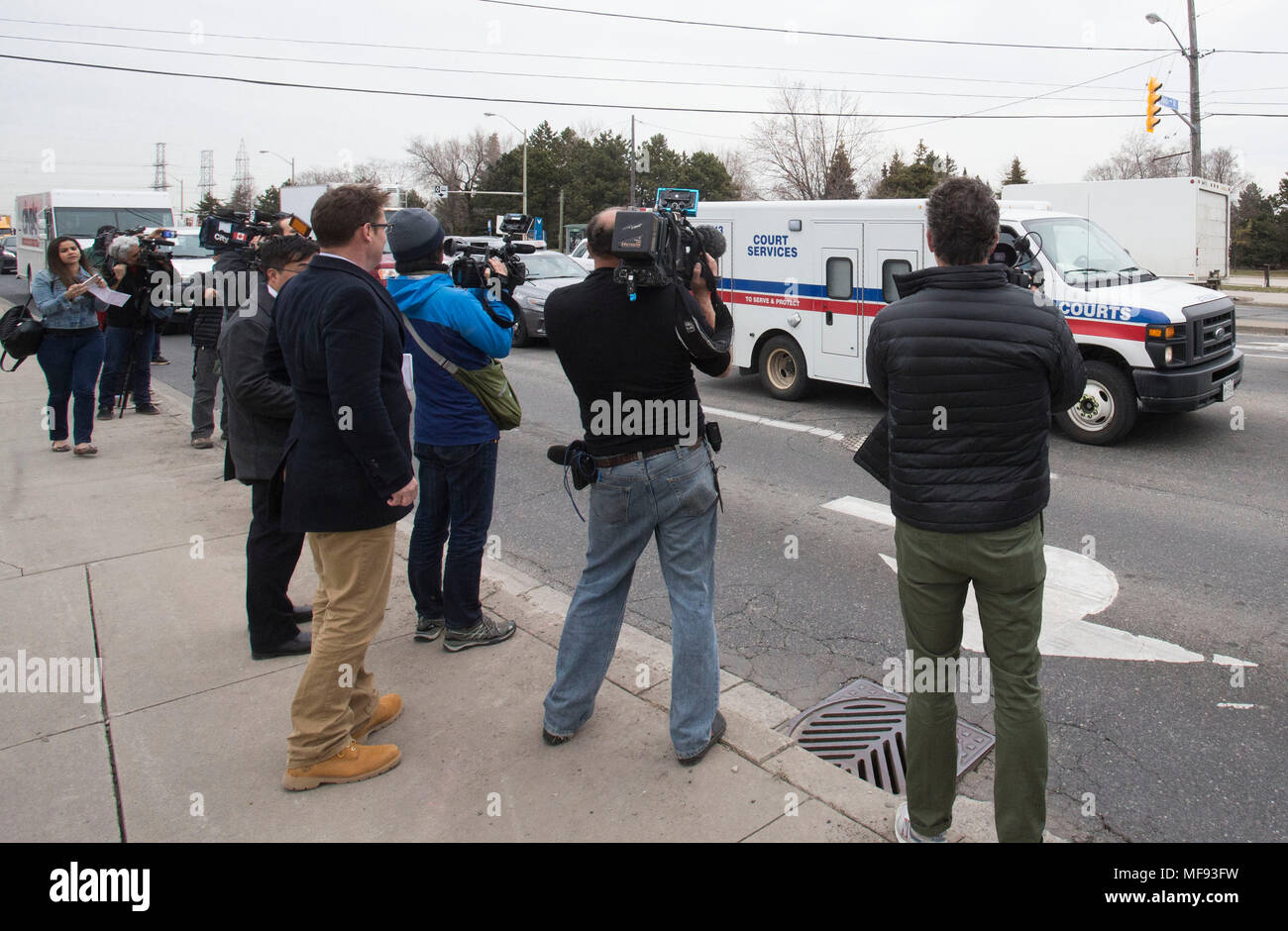 Toronto, Canada. 24 apr, 2018. Il sospetto di Alek Minassian foglie in un veicolo di polizia dopo una corte aspetto a Toronto, Canada, 24 aprile 2018. Alek Minassian, che è stato accusato di guida di un furgone per attaccare i pedoni a Toronto, era caricata martedì con 10 conteggi di omicidio di primo grado e e 13 conta di tentato omicidio. Credito: Zou Zheng/Xinhua/Alamy Live News Foto Stock