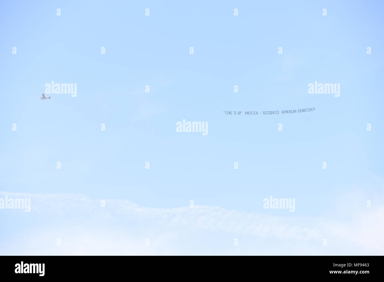 Los Angeles, Stati Uniti d'America. Aprile 24, 2018 - LOS ANGELES - Pianura vola in cielo sventolare il segno con il messaggio di riconoscere il genocidio armeno. Gli Stati Uniti non riconoscere formalmente il genocidio del popolo armeno (sebbene 45 dei 50 membri fare. Il Wyoming è recentemente diventato il quarantacinquesimo membro di riconoscere). Credito: Hayk Shalunts/Alamy Live News Foto Stock