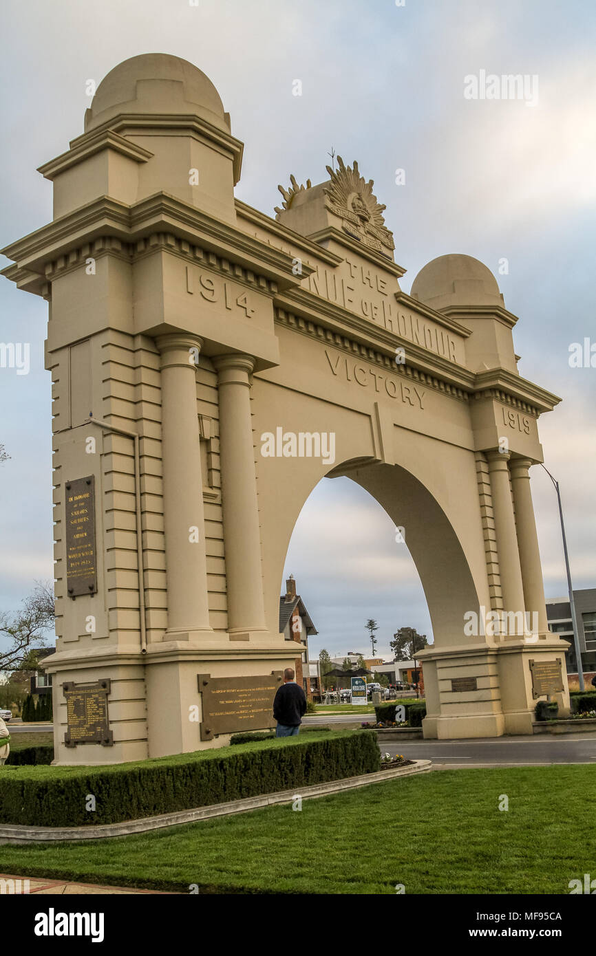 Ballarat, Victoria, Australia. Xxv Aprile 2018. Anzac Day cerimonie in tutta la regione di Ballarat - 2018 segna il 103 anniversario dell'Australia e della Nuova Zelanda le forze di atterraggio su Gallipoli durante la Prima Guerra Mondiale. Credito: Brett keating/Alamy Live News Foto Stock