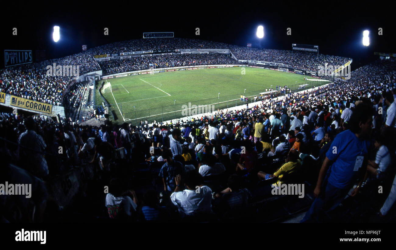 3.2.1992, Estadio Defensores del Chaco, Asunción, Paraguay. South American Olympic torneo di qualificazione per Barcellona 1992 - Sotto-23 squadre nazionali (CONMEBOL). Il Paraguay v Brasile. Panorama notturno della esaurito Defensores del Chaco Stadium. Foto Stock