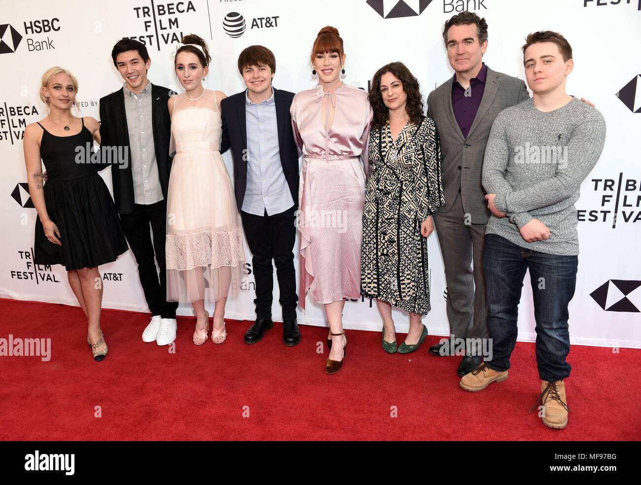 New York, NY, STATI UNITI D'AMERICA. 24 apr, 2018. Jemina Kirke, Connor Johnston, Harley Quinn Smith, Brendan Meyer, Molly Ringwald, Melissa Miller Costanzo, Brian d'Arcy James, Sam McCarthy presso gli arrivi per tutti questi piccoli momenti di Premiere presso il Tribeca Film Festival 2018, Scuola di Arti Visive (SVA) Theatre di New York, NY Aprile 24, 2018. Credito: Derek Storm/Everett raccolta/Alamy Live News Foto Stock