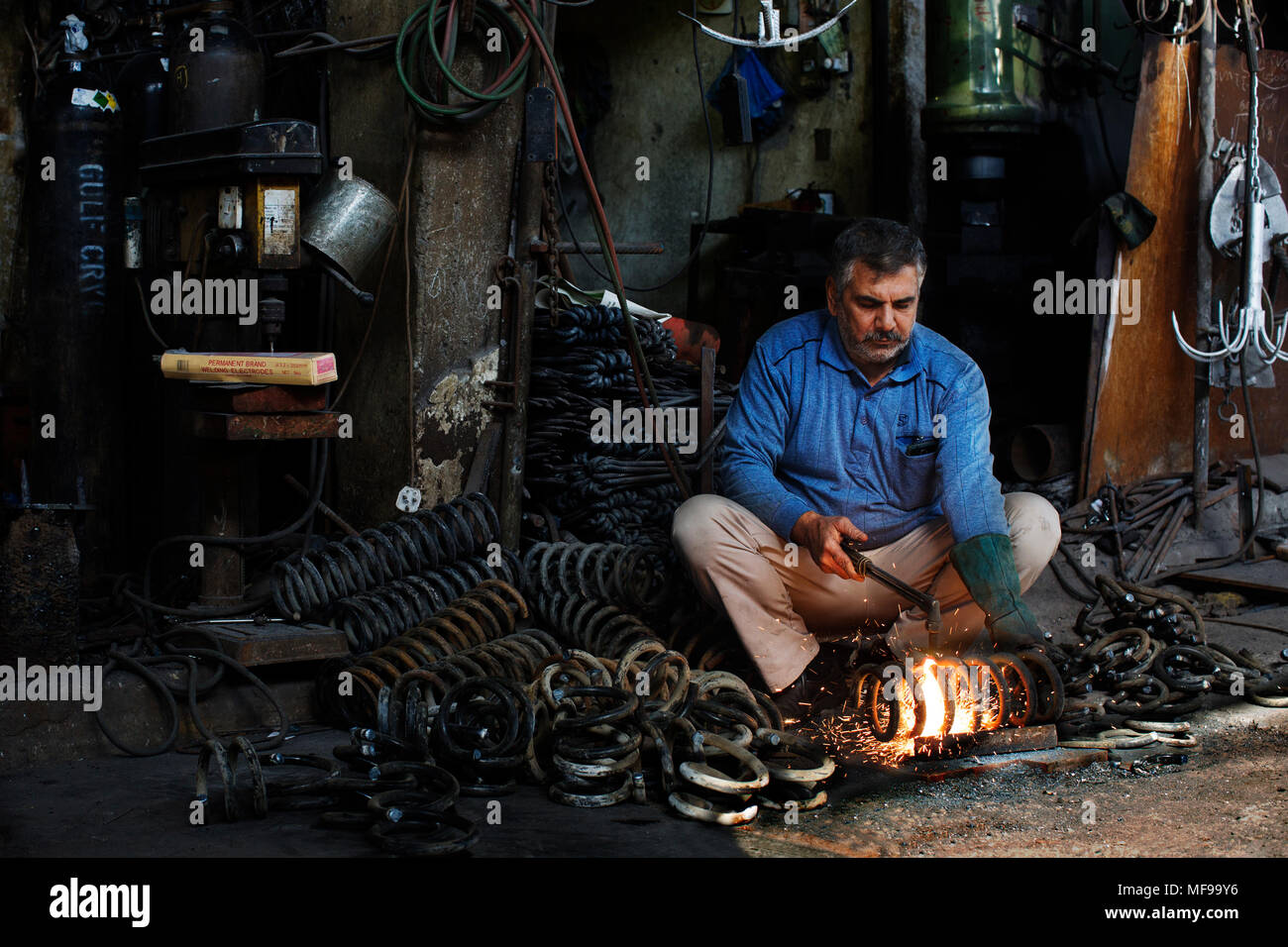 Lavoratore di metallo al Souq Safafeer in Kuwait City, Kuwait Foto Stock