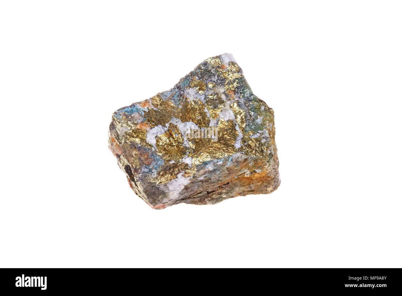 Calcopirite pietra minerale di rame, il solfuro di ferro, isolato su sfondo  bianco, macro Foto stock - Alamy