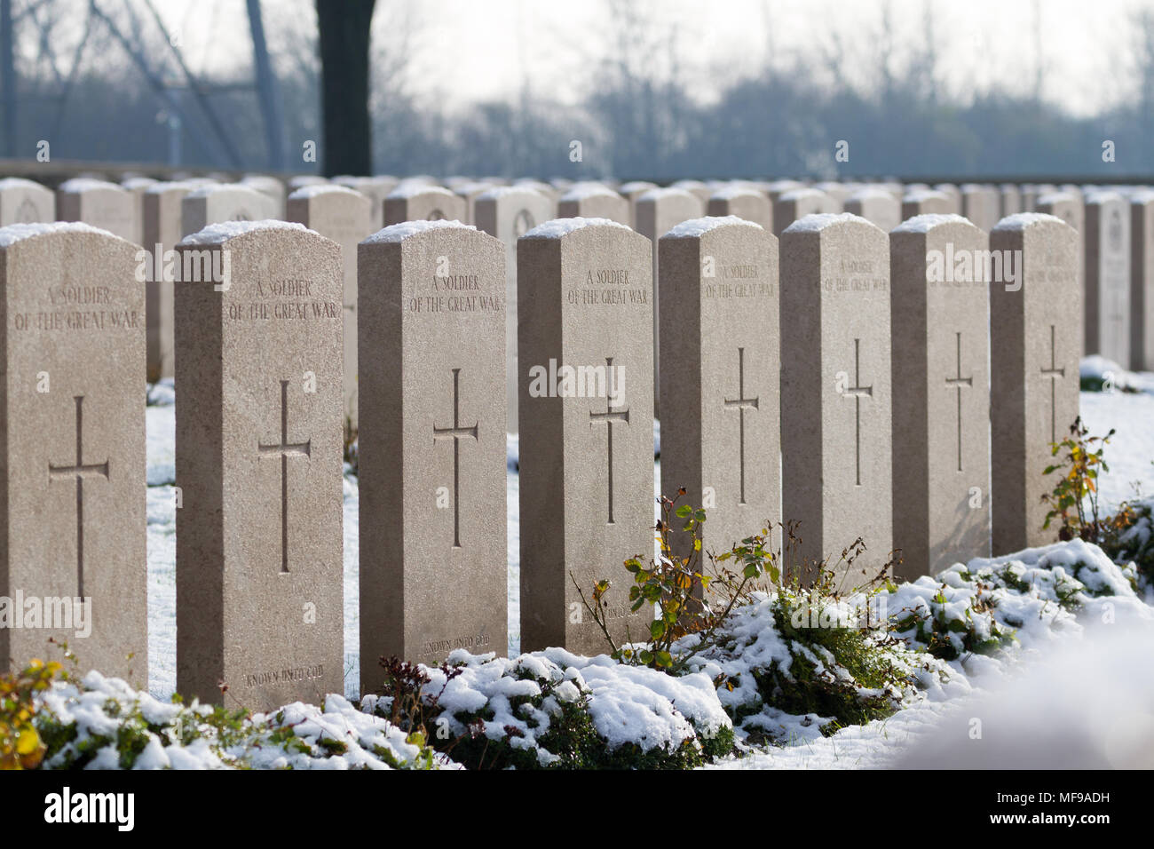 Neve che ricoprono le tombe dei soldati sconosciuti al Commonwealth War Graves commissioni (CWGC) marrone del cimitero di bosco ceduo in Northen Francia. Foto Stock