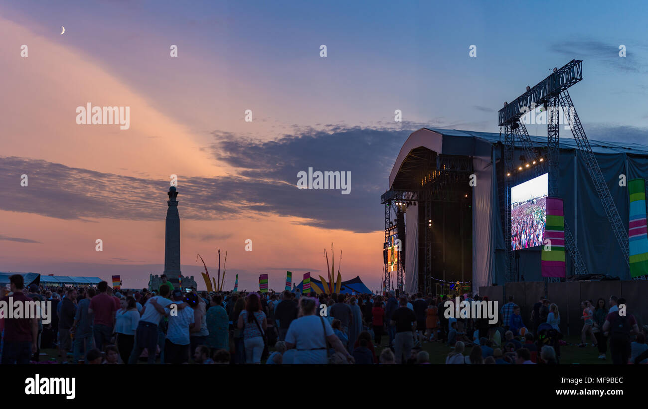 Festival Go-ers a Vittoriosa Festival 2017 avente una esplosione nel bel tempo in Portsmouth, Hampshire Foto Stock