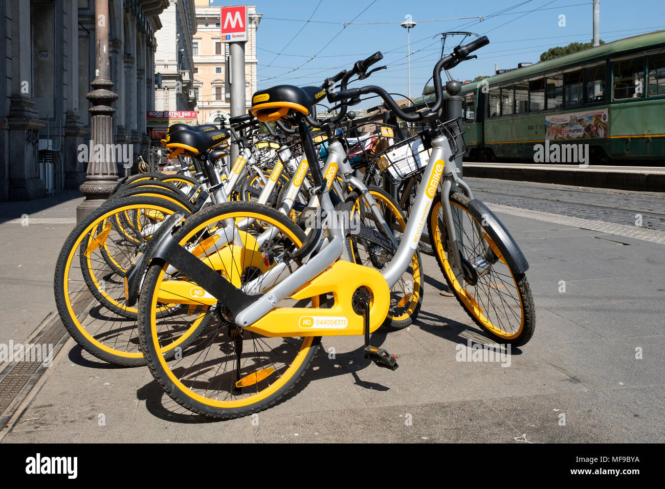 0 biciclette a disposizione per il noleggio parcheggiata vicino Stazione Termini della metropolitana di Roma, lazio, Italy Foto Stock