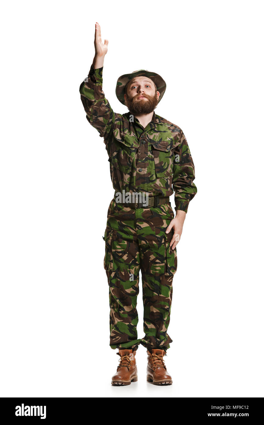 Giovane soldato dell'esercito indossano uniformi di mimetizzazione isolato su bianco Foto Stock
