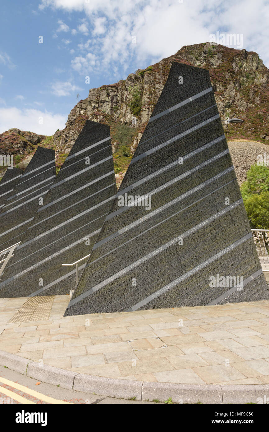 Garreg Ddu montagna che sovrasta la cittadina gallese di Blaenau Ffestiniog con obelischi in ardesia con incisa la poesia Gallese Foto Stock