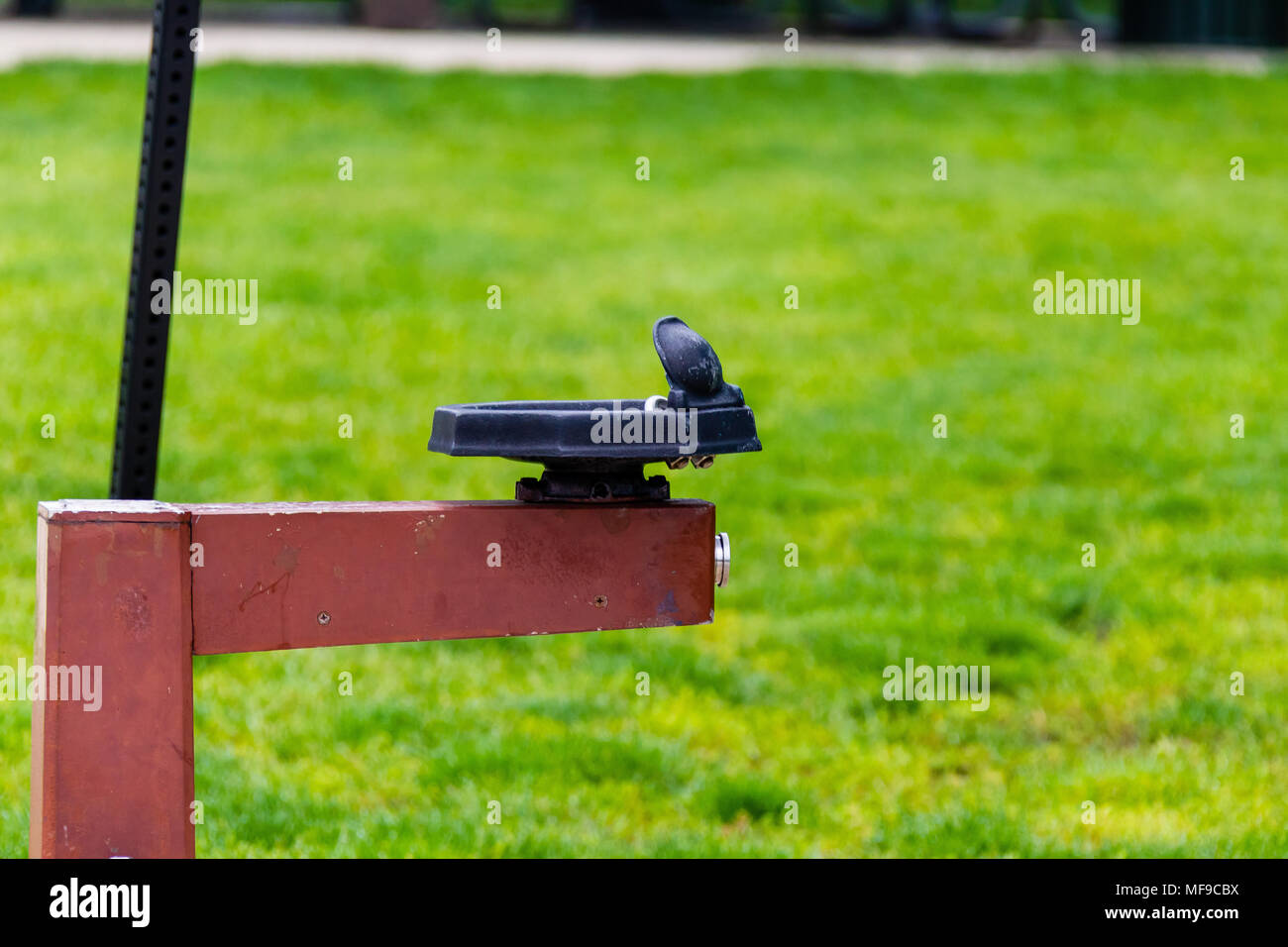 Un solitario fontana in un parco pubblico Foto Stock