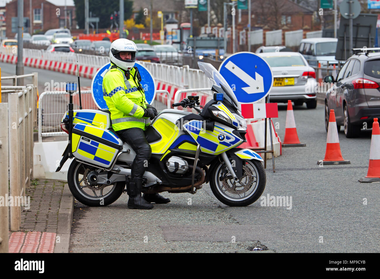 British motociclo funzionario di polizia sulla sua BMW Moto in Grand incontro nazionale in Liverpool 2018 Foto Stock