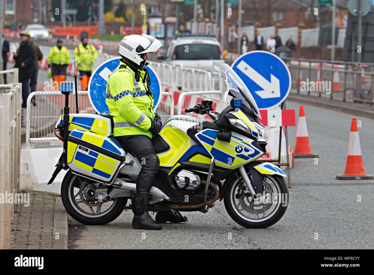 British motociclo funzionario di polizia sulla sua BMW Moto in Grand incontro nazionale in Liverpool 2018 Foto Stock
