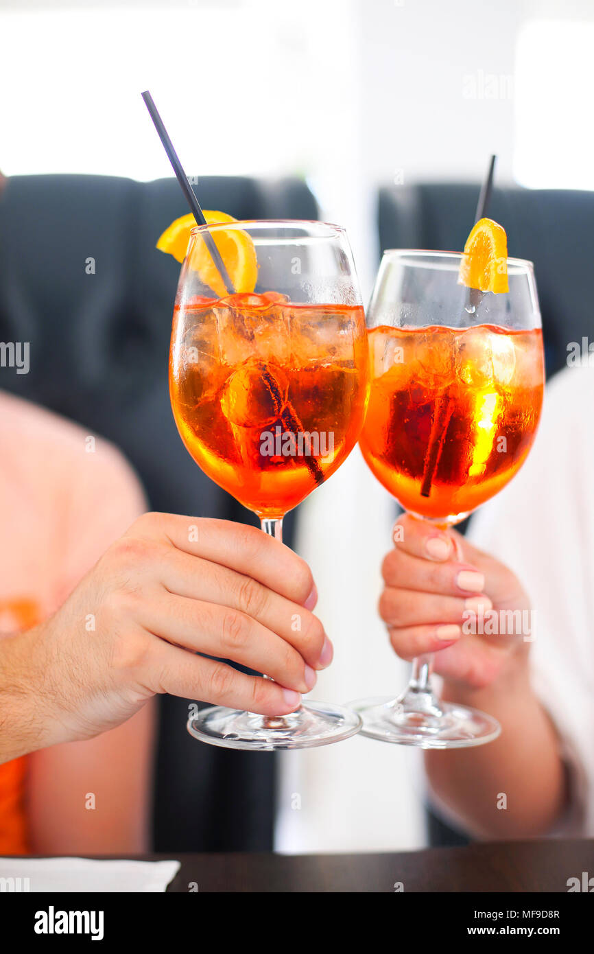 Due bicchieri da cocktail nell'uomo e donna le mani Foto stock - Alamy