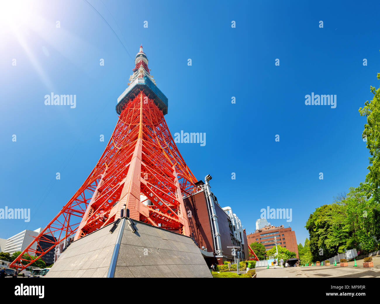 Vista della Torre di Tokyo in estate sul cielo blu sullo sfondo Foto Stock