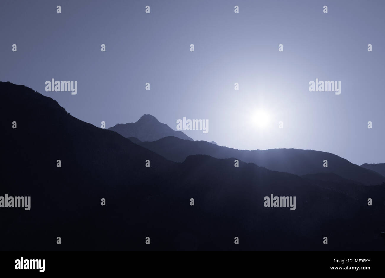 Vista su sunrise sopra Himalaya montagne da McLeod Ganj, India Foto Stock