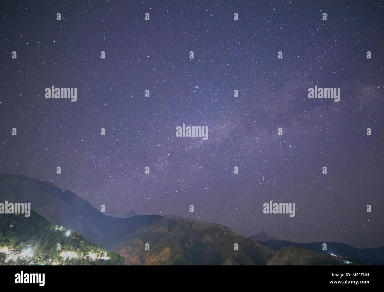 Via Lattea sopra le montagne Himalaya in Dharamshala, India Foto Stock