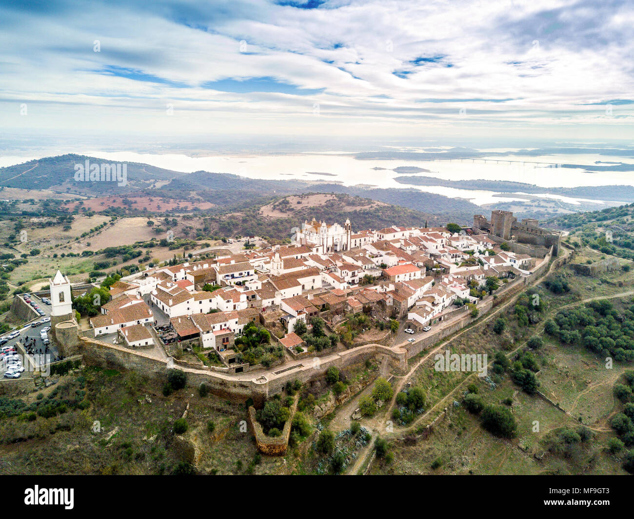 Vista aerea del centro storico di Monsaraz con il castello e il lago sul fiume Guadiana, Alentejo, Portogallo Foto Stock