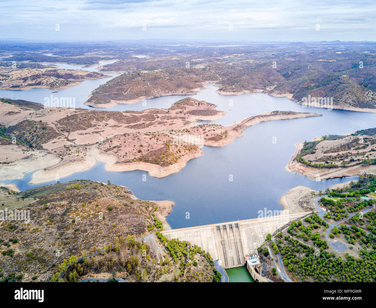 Diga di Alqueva sul fiume Guadiana in zona collinare, Alentejo Portogallo Foto Stock