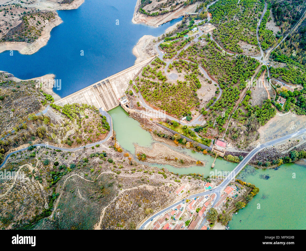 Diga di Alqueva sul fiume Guadiana in zona collinare, Alentejo Portogallo Foto Stock