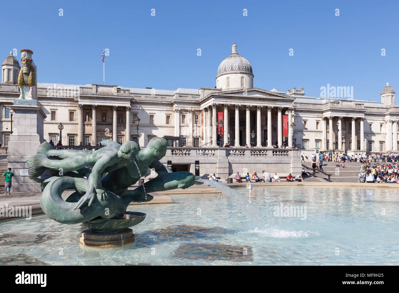 La National Gallery di Londra, in una giornata di sole con i turisti di fronte ad esso. Foto Stock