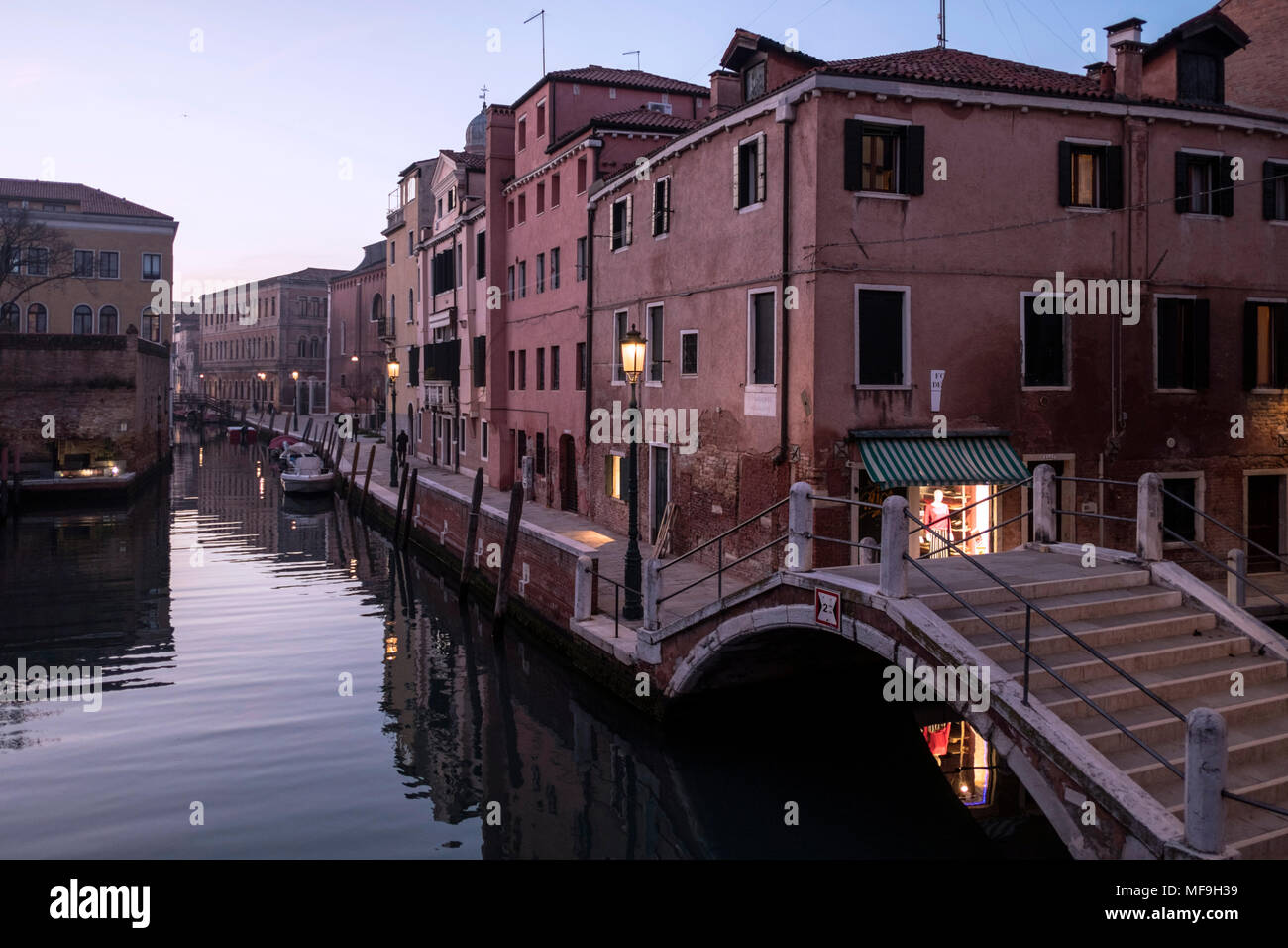 Venezia centro storico vicino San Basilio durante la morbida luce del tramonto (Venezia, Italia, 2018) Foto Stock