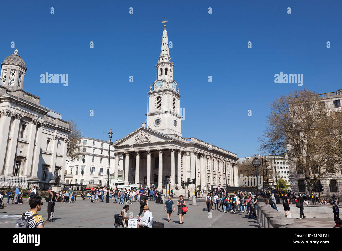 Vista esterna di St-Martin-in-the-Fields Church in una giornata di sole con i turisti in Trafalgar Square, Londra Foto Stock