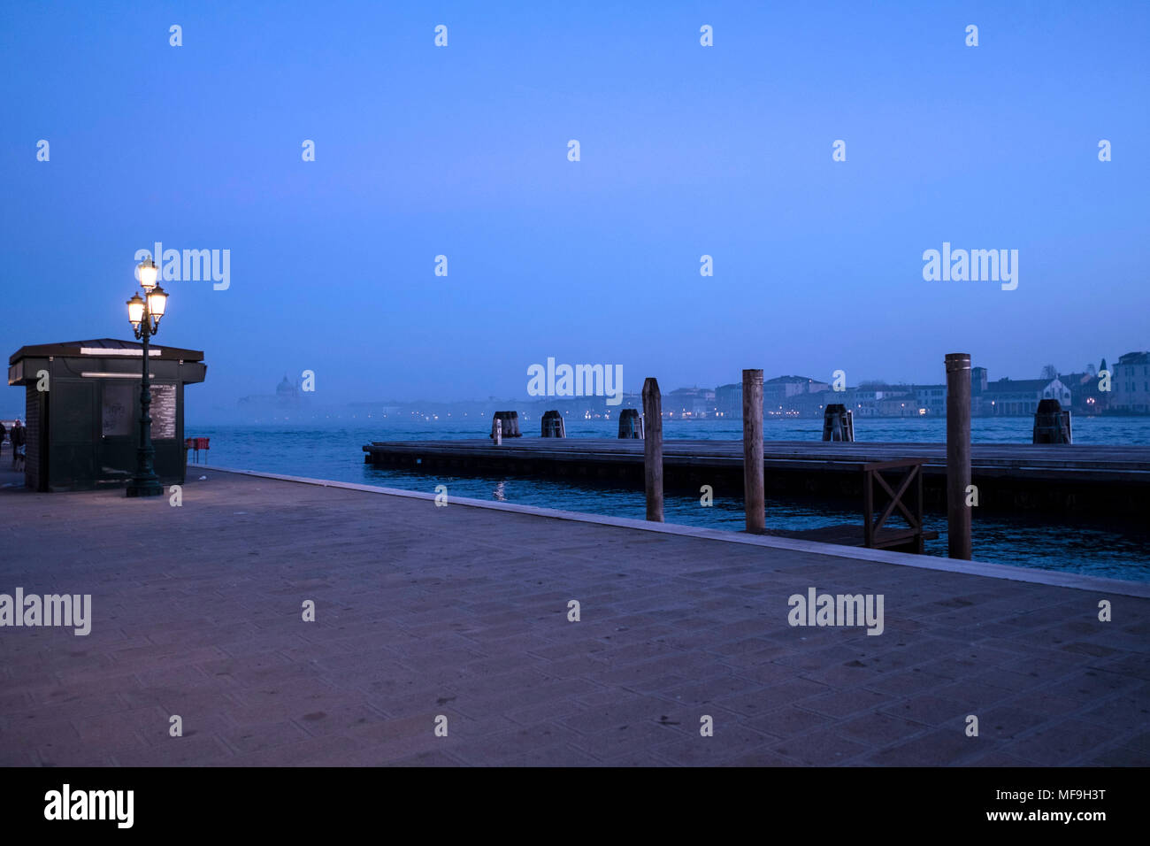 Passeggiata lungo San Basilio in Venezia, Italia, durante le ore di colore blu Foto Stock