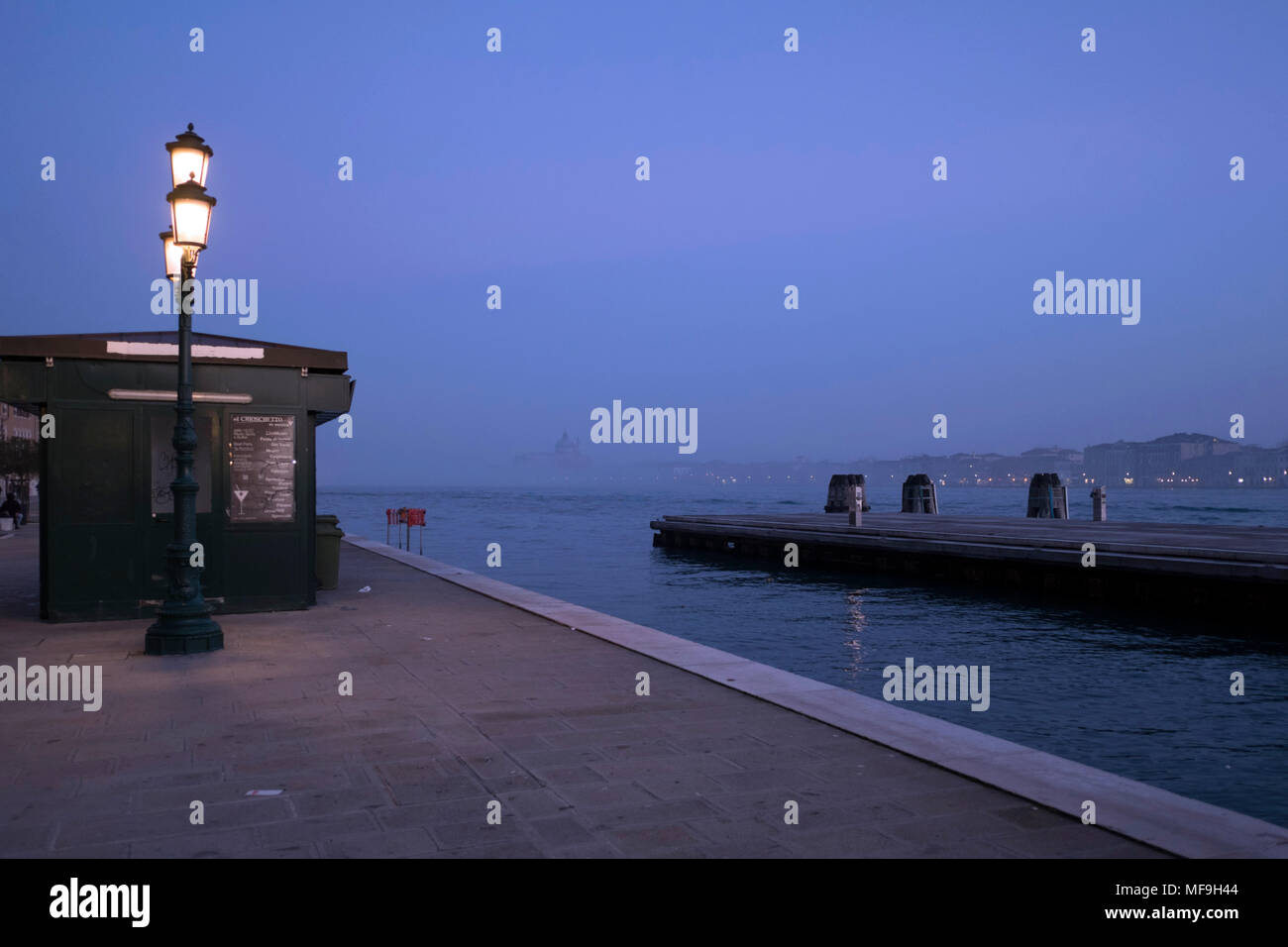 Passeggiata lungo San Basilio in Venezia, Italia, durante le ore di colore blu Foto Stock
