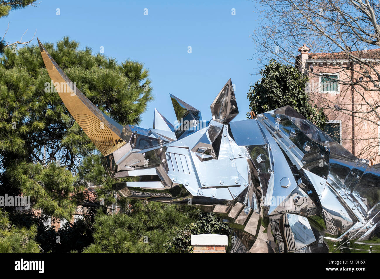 "King Kong Rhino'' da artista taiwanese Li-Jen Shih essendo esposto presso i giardini della Biennale di Venezia, Italia, 2018 Foto Stock
