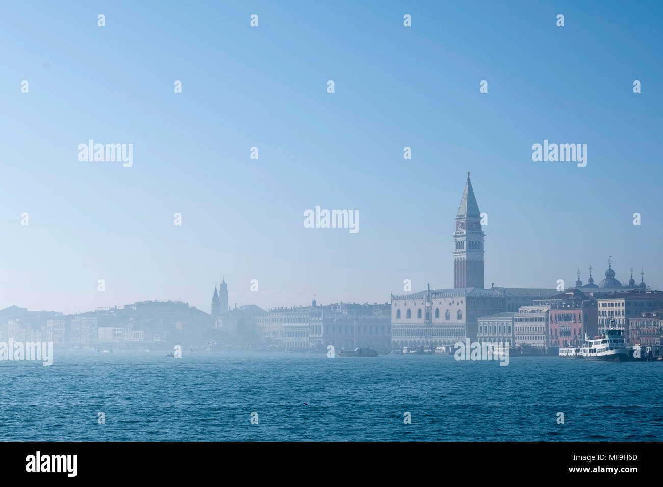 Venezia Litorale con Piazza San Marco e il Palazzo Ducale in una nebbiosa giornata in primavera, 2018 Foto Stock