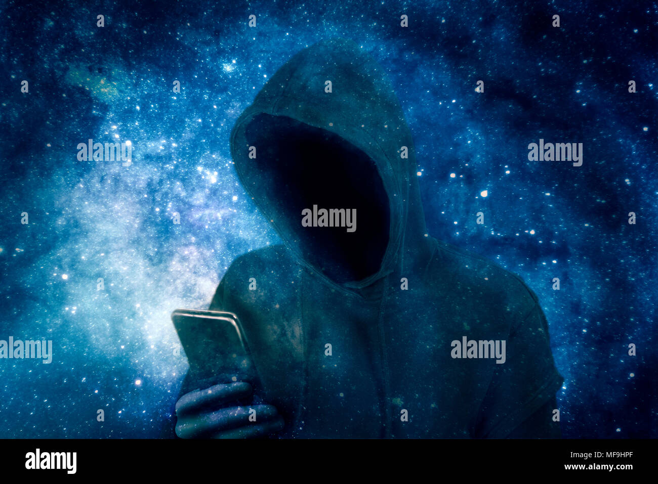 Volto cyber criminali nei hoodie con lo smartphone nella parte anteriore del bluastro sfondo scintillante Foto Stock