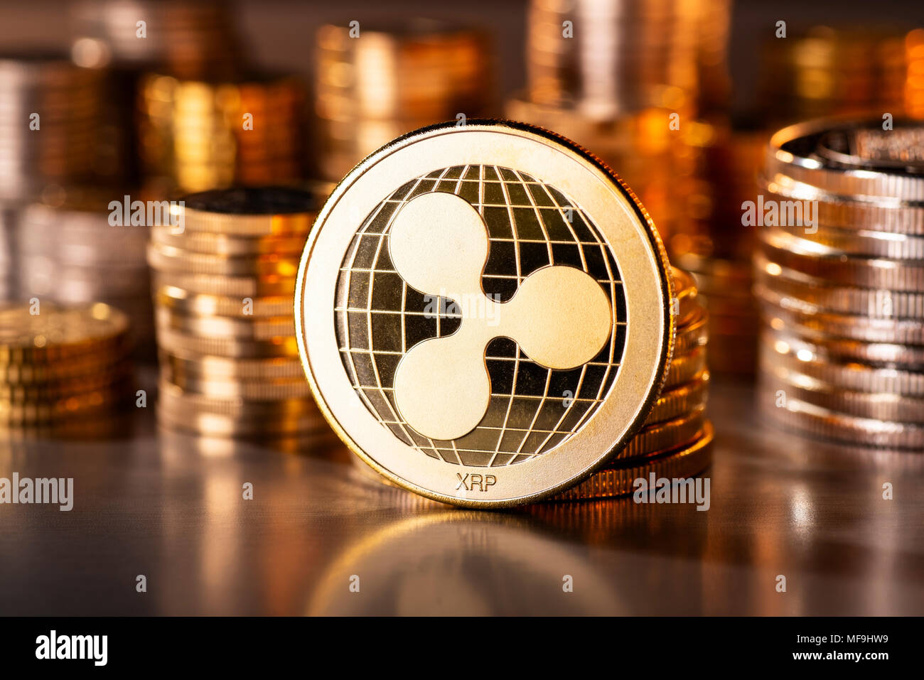 Crypto valuta Moneta ripple con diverse pile di monete in background Foto Stock