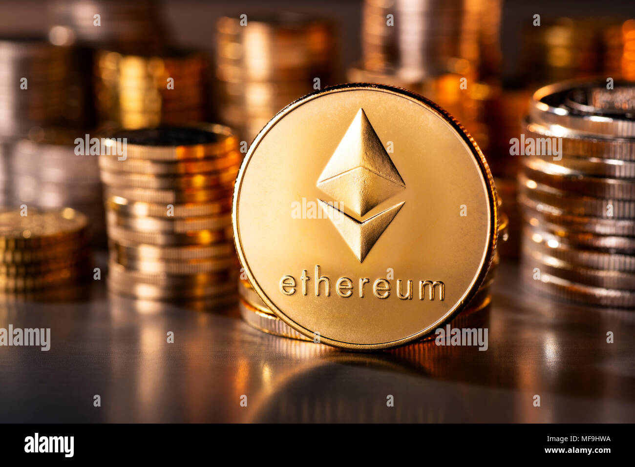 Cryptocurrency Ethereum monete con diverse pile di monete in background Foto Stock