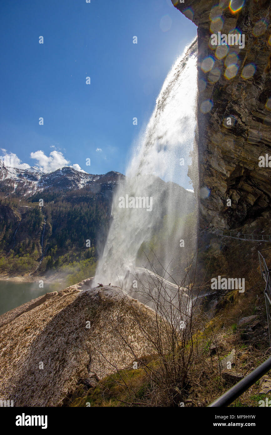 Una bellissima vista della cascata del Lago di Antrona, Lago di Antrona, Piemonte, Italia Foto Stock