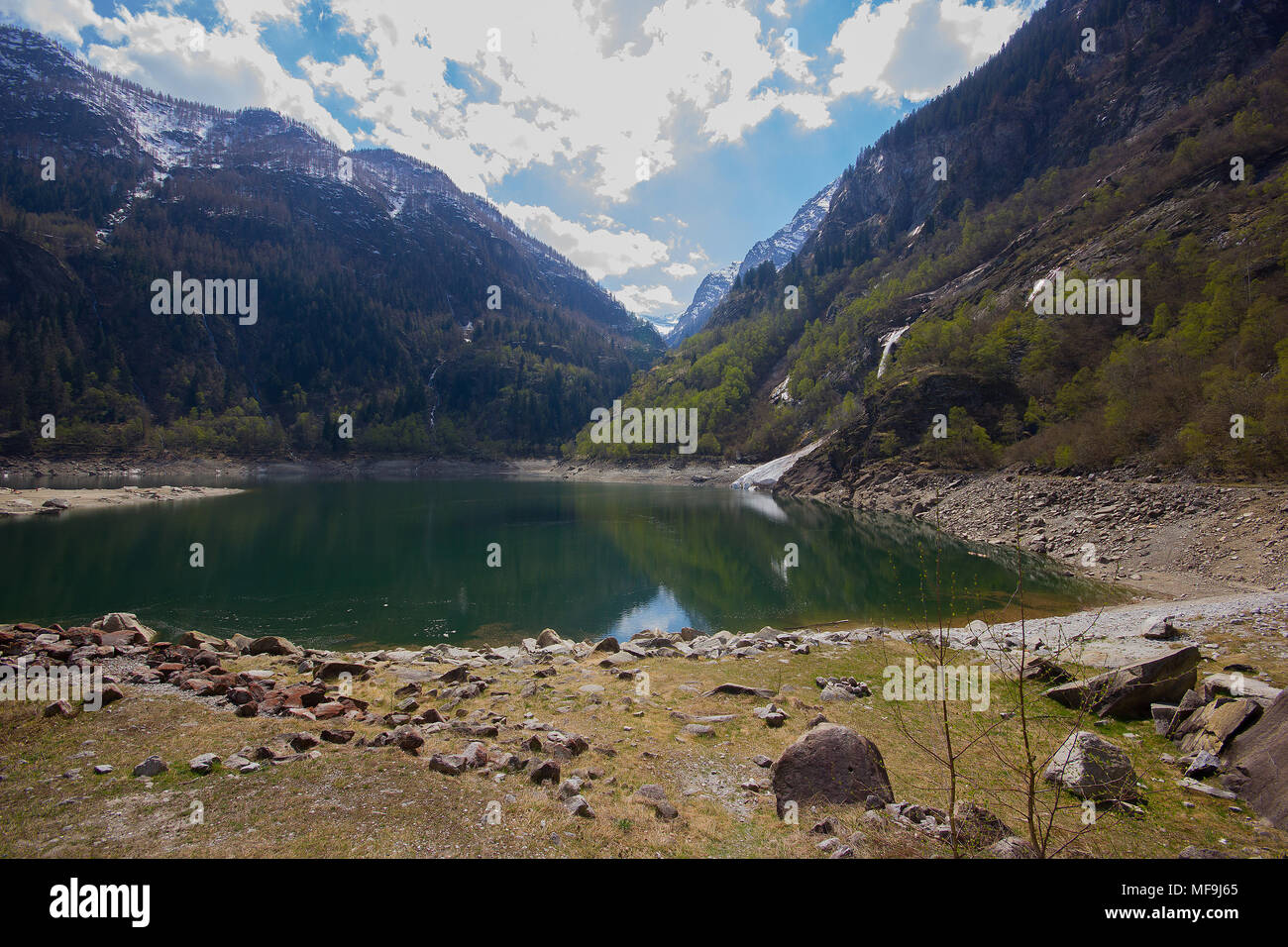 Una bellissima vista del lago di Antrona durante la primavera, Lago di Antrona, Piemonte, Italia Foto Stock