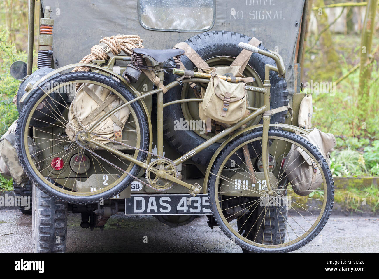 Un esercito americano bicicletta trasportati sul retro di una guerra mondiale 2 Jeep Willys a !940's weekend a Healey Dell riserva naturale vicino a Rochdale Foto Stock