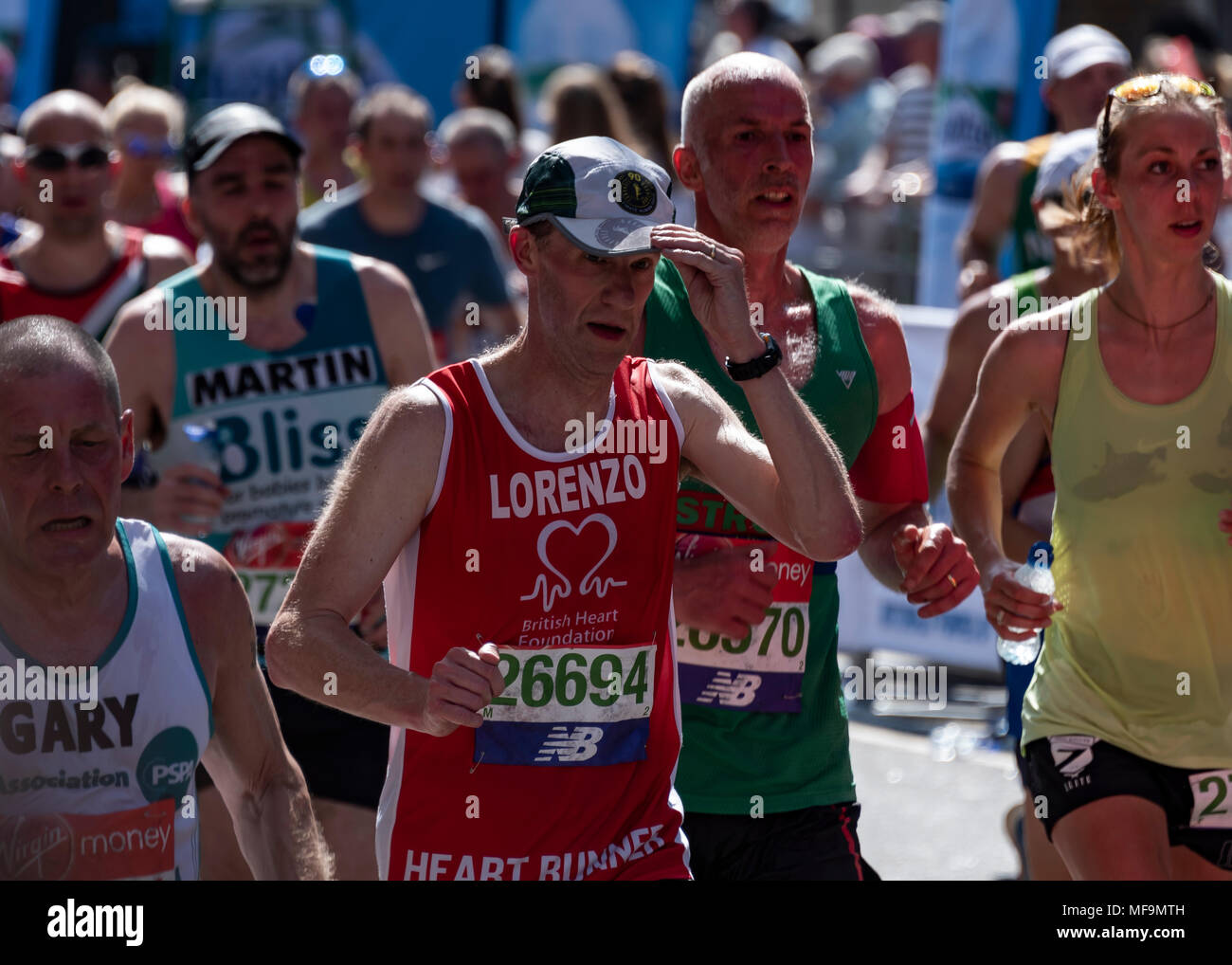 Maratona di Londra 2018: atleti su Tooley Street in direzione Bermondsey Foto Stock