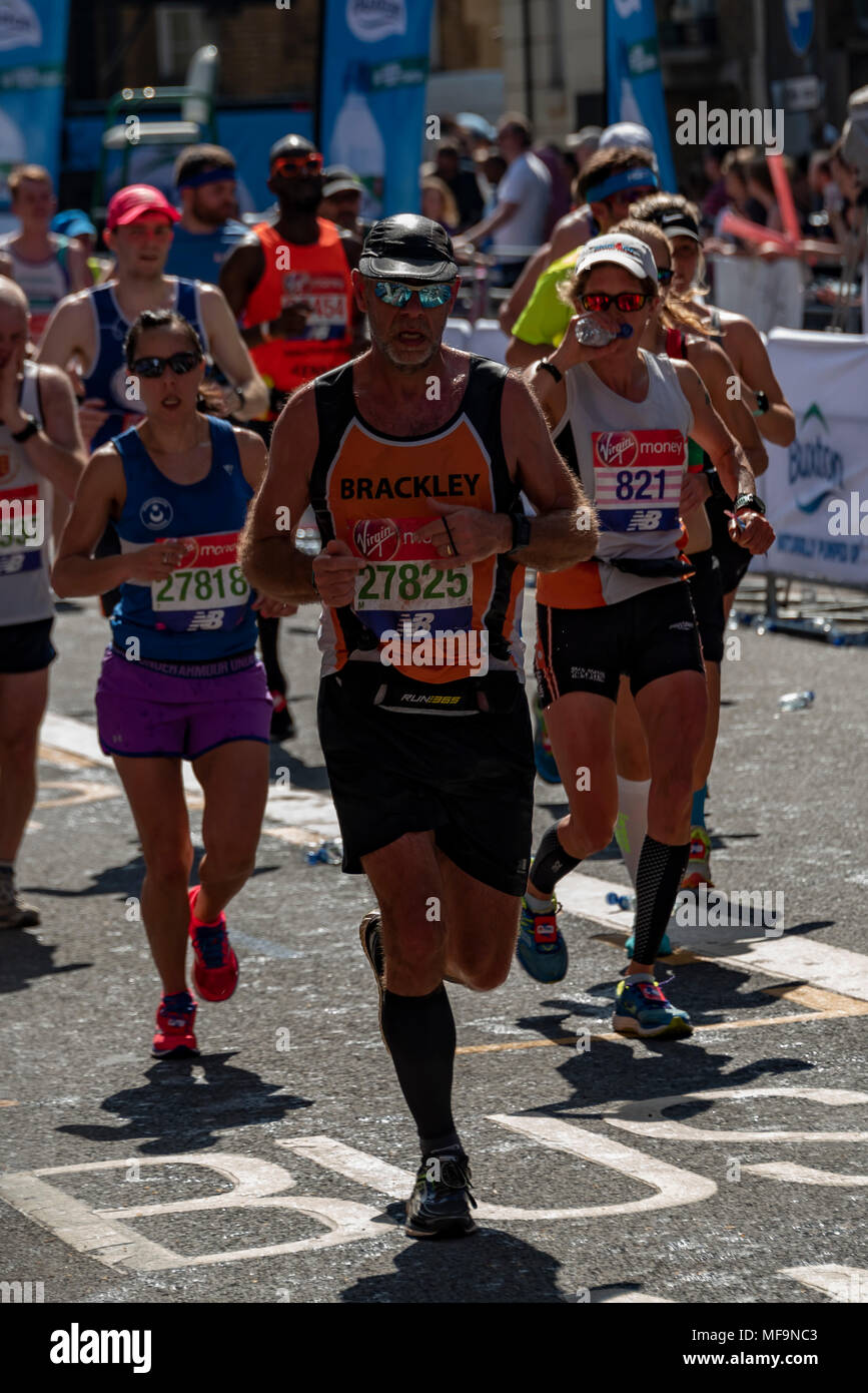 Maratona di Londra 2018: atleti su Tooley Street in direzione Bermondsey Foto Stock