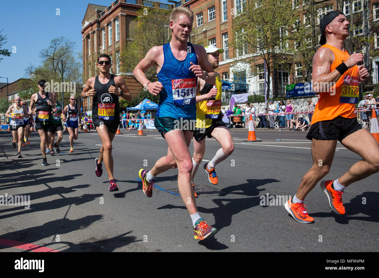 Londra, Regno Unito. Il 22 aprile, 2018. Christopher Wayman di Benfleet RC compete nel 2018 denaro Virgin London Marathon. Foto Stock