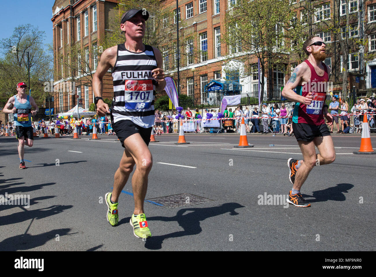 Londra, Regno Unito. Il 22 aprile, 2018. Nick matrimonio (l) di Fulham Running Club compete nel 2018 denaro Virgin London Marathon. Foto Stock