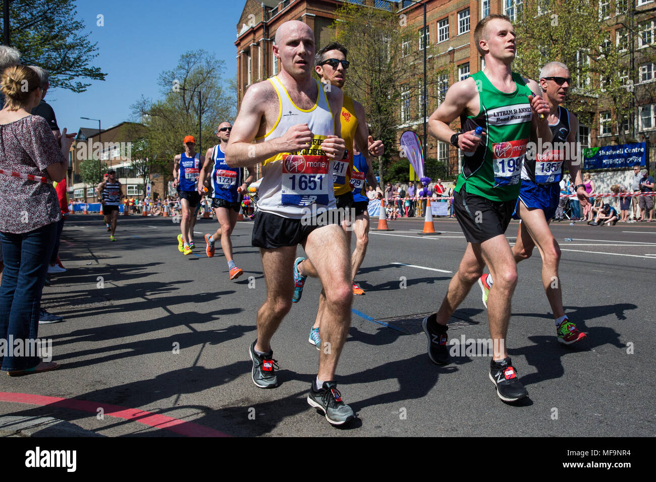 Londra, Regno Unito. Il 22 aprile, 2018. Alex Manton (l, Springfield Striders) e Mike Toft (r, Lytham St Anne's) competere nel 2018 Vergine denaro Marath di Londra Foto Stock