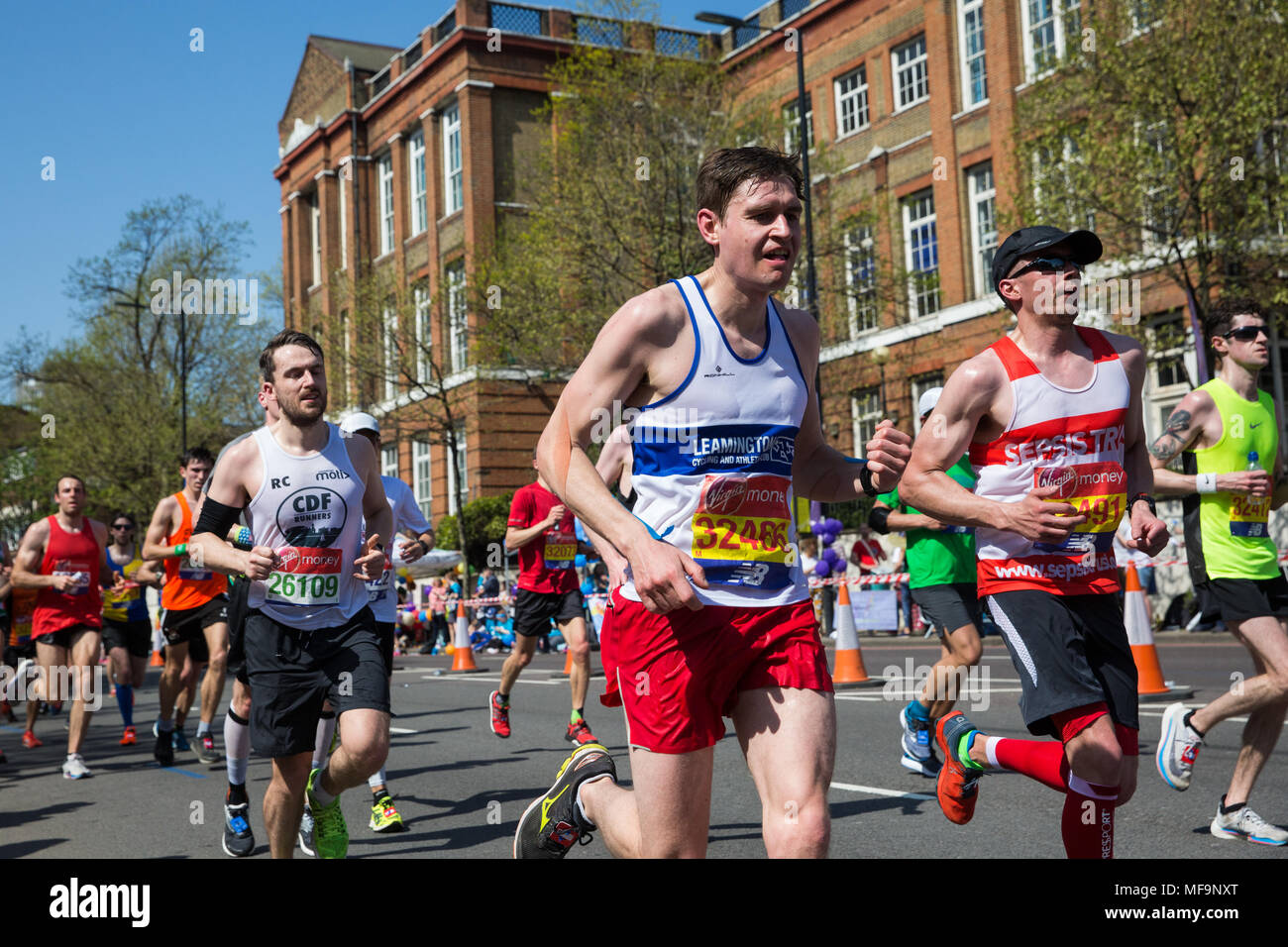 Londra, Regno Unito. Il 22 aprile, 2018. Charlie Staveley (c) di Leamington in bicicletta e Athletic Club competere nel 2018 denaro Virgin London Marathon. Foto Stock