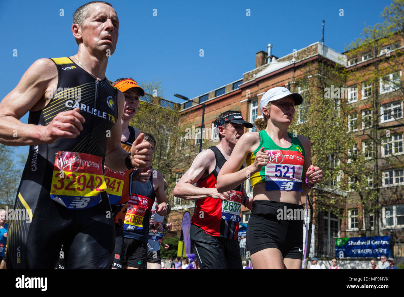 Londra, Regno Unito. Il 22 aprile, 2018. Jonathan marrone (l, Carlisle Tri Club) e Alexa Joel (Chelmsford AC) competere nel 2018 denaro Virgin London Marathon. Foto Stock