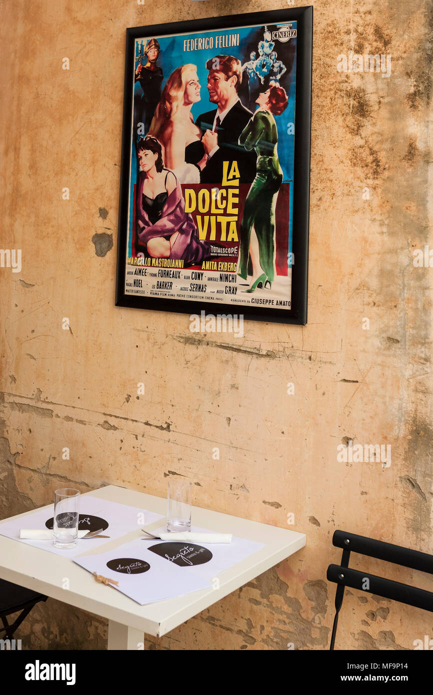 Cvijete Zuzorić, stari grad, Dubrovnik, Croazia: ristorante tavola in strada e poster del film sulla parete Foto Stock
