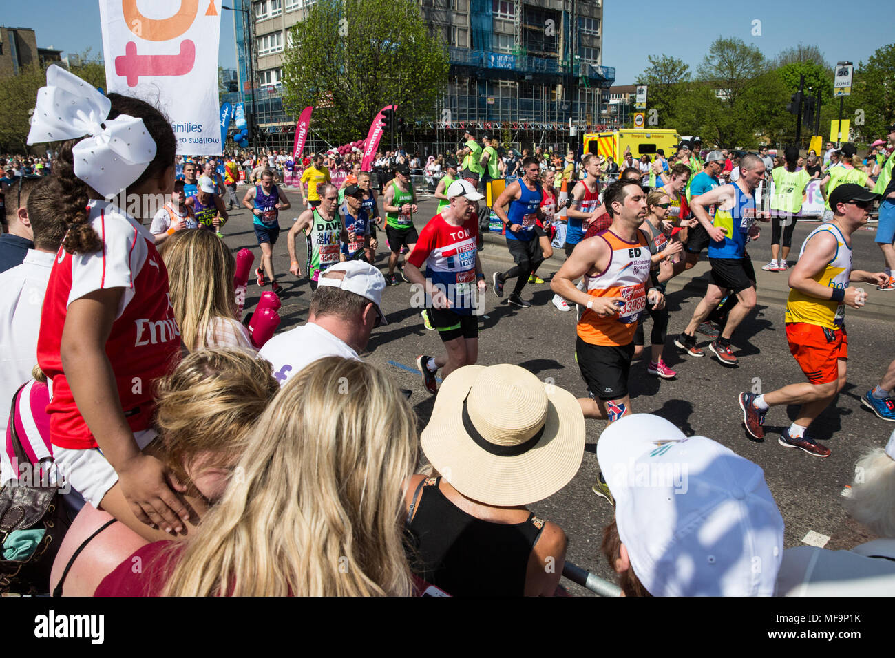 Londra, Regno Unito. Il 22 aprile, 2018. I concorrenti prendono parte alla Vergine denaro maratona di Londra nel registrare le temperature. Foto Stock