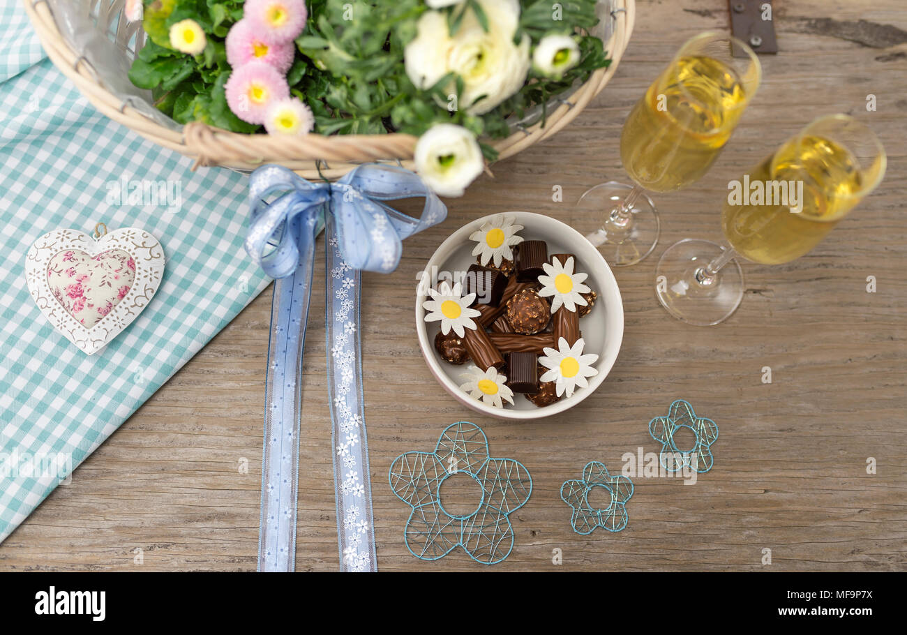 Festa della primavera con specialità al cioccolato e vino spumante Foto Stock
