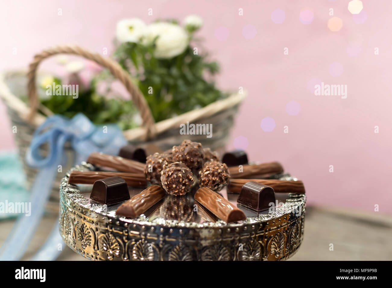Cioccolatini e specialità al cioccolato servito sulla torta retrò stand Foto Stock