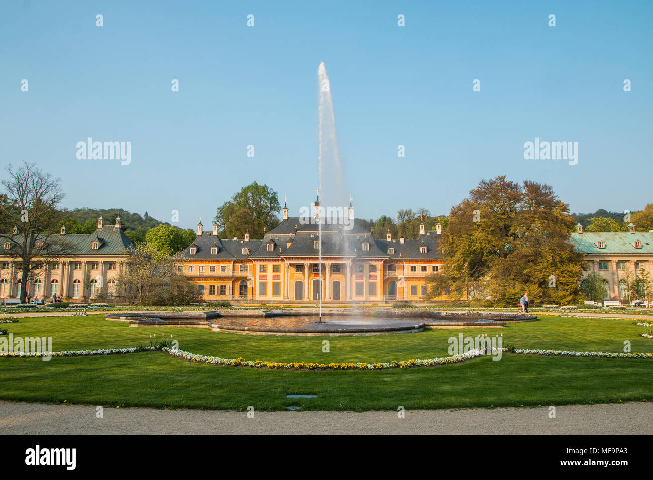 Una particolare immagine di un giardino del castello decorato con un sacco di fiori di Dresda, in Germania. Nella foto durante la primavera al sole nel pomeriggio. Foto Stock